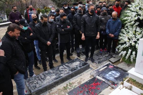 پرسپولیسی ها بر سر مزار انصاریان و میناوند پرسپولیسی ها بر سر مزار انصاریان و میناوند