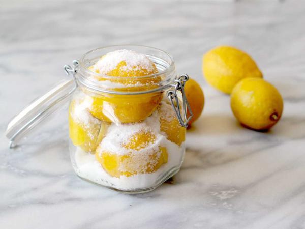 مصرف زیاد لیمو چه بلایی سر بدنمان می آورد ، چه زمانی لیمو ترش را با نمک مصرف کنیم؟