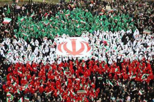 ببینید ، 8000 نفر مشهدی سرود قلب ایران را هم خوانی کردند ، بنده عشق تو می شم، صحن آزادی که می رم ...